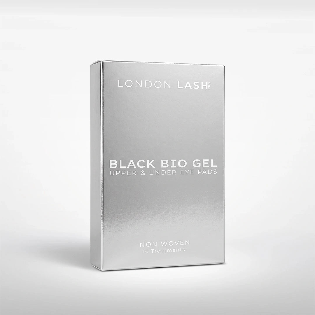 Vista en perspectiva de la caja plateada de los parches negros de biogel para párpados superiores y contorno de ojos de London Lash, con 10 tratamientos.
