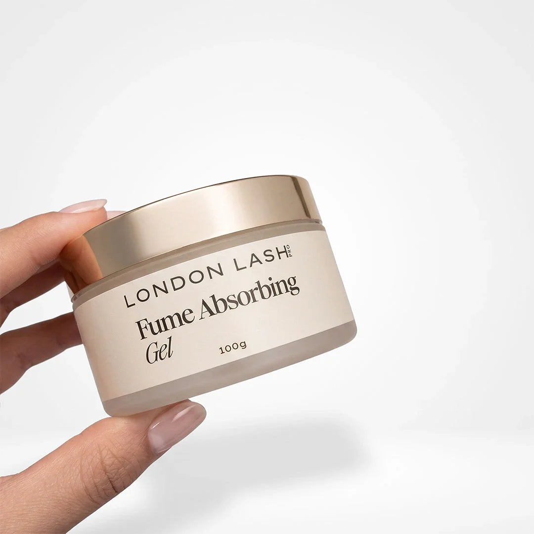 Mano sosteniendo un bote de Fume Absorbing Gel 100g con tapa dorada