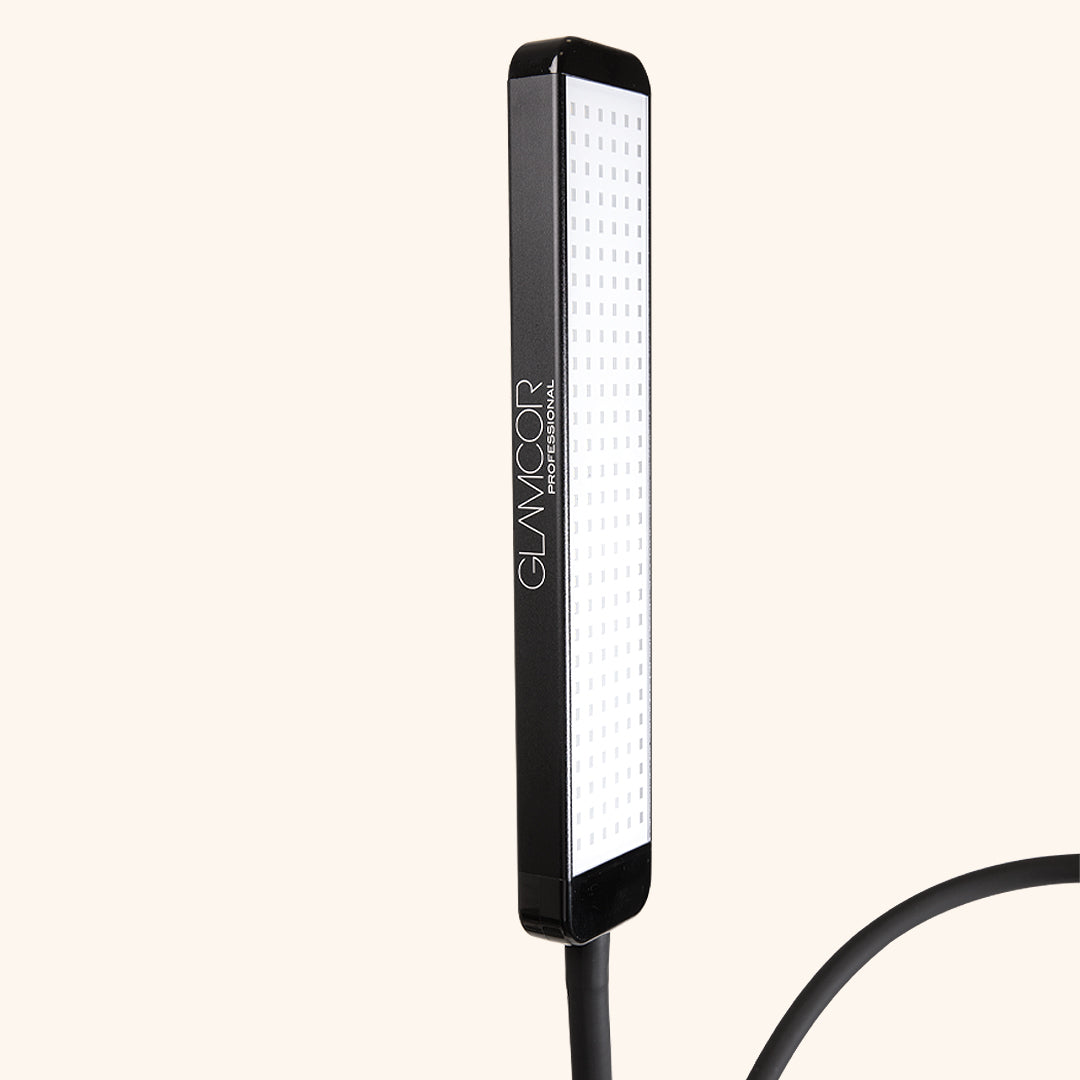 Configuración de iluminación profesional Glamcor Revolution X en un salón de belleza.