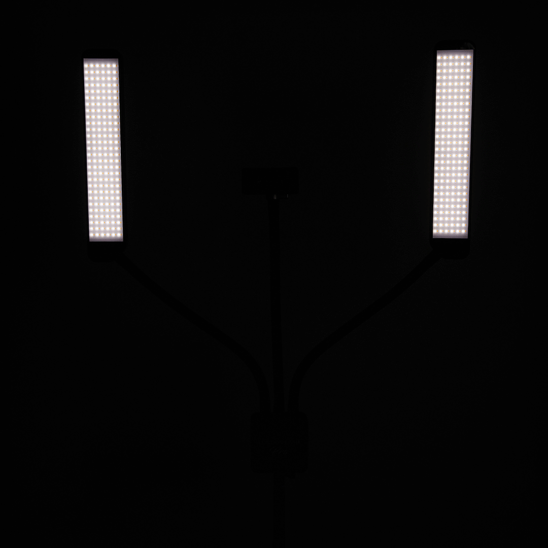 Glamcor Multimedia X configurado con luces y soporte para cámara, ideal para producciones de video.