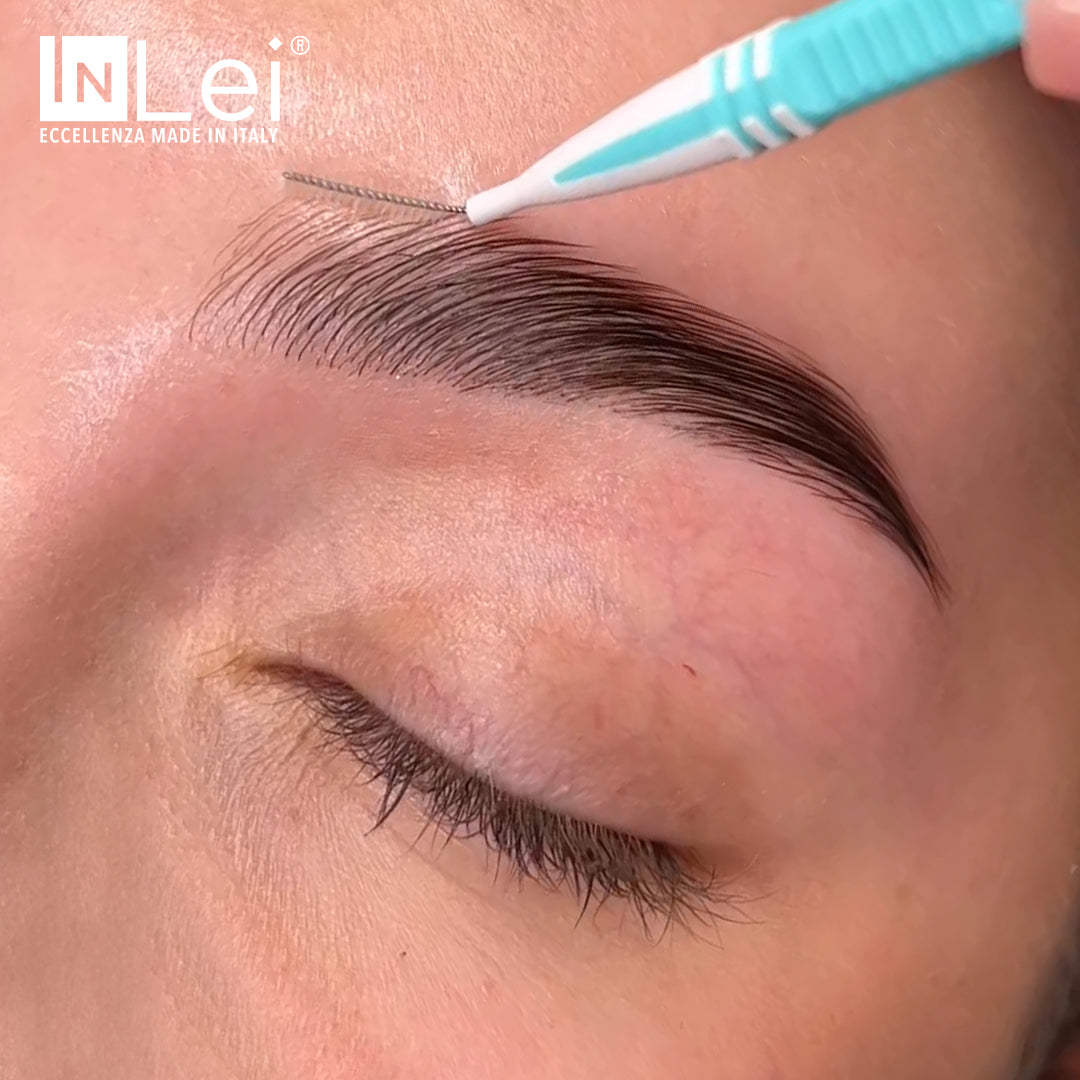 Comparación de antes y después de un tratamiento de cejas con el logo de InLei.