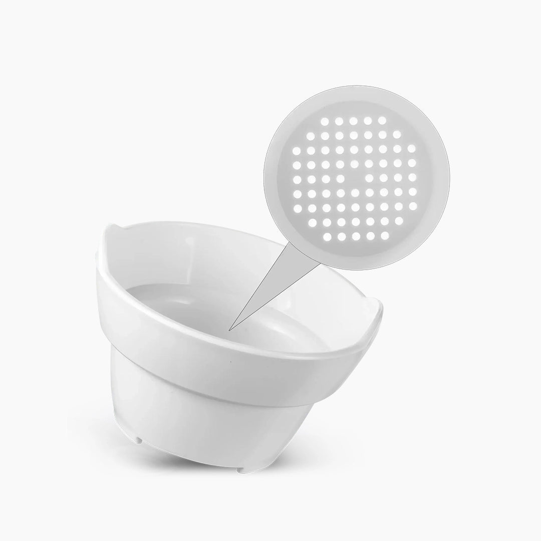 Cuenco de limpieza InLei blanco con base perforada sobre fondo blanco