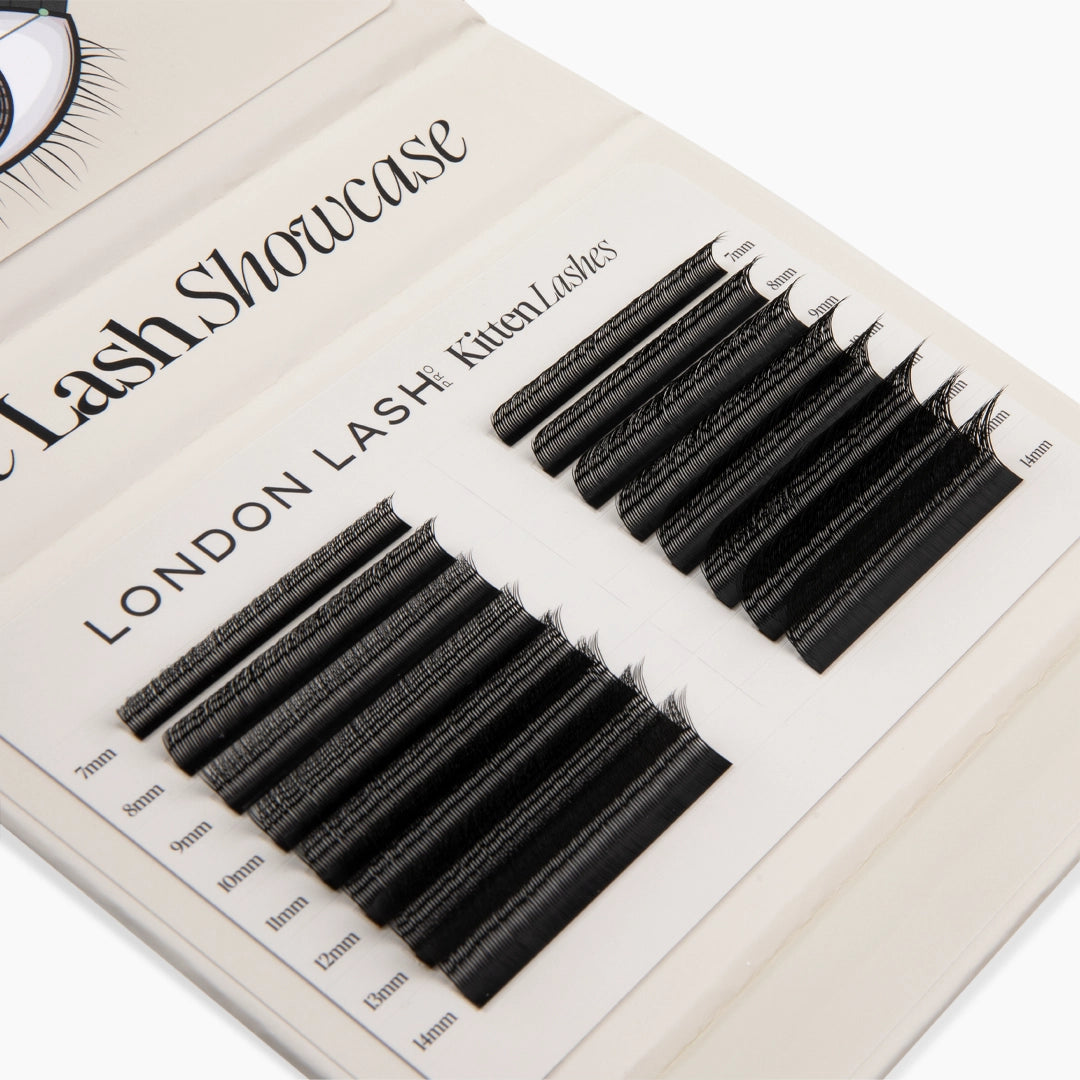 Paleta de pestañas abierta con tiras de extensiones de pestañas Kitten negras organizadas en longitudes de 7 mm a 14 mm.