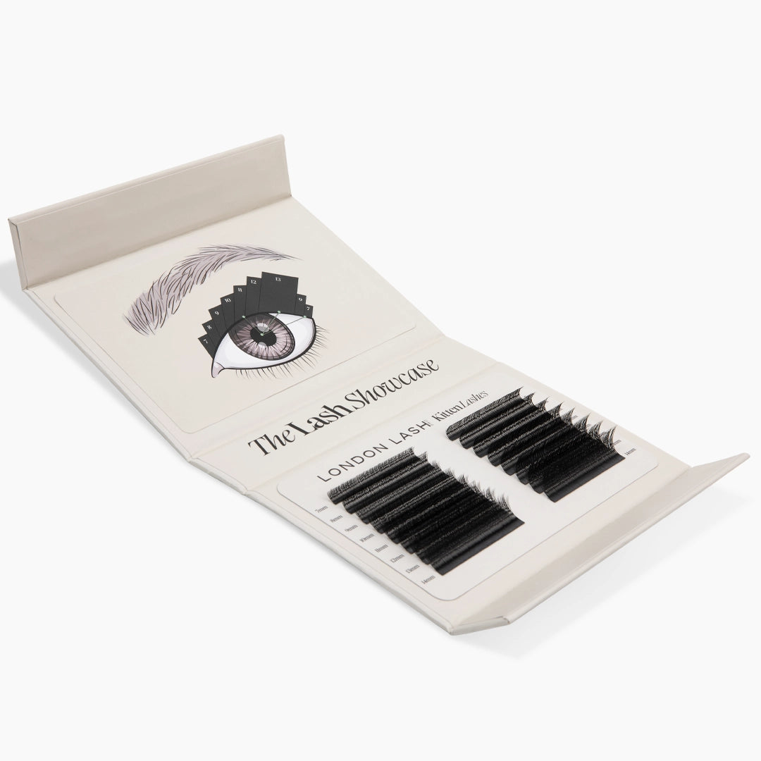 Kit de pestañas abierto con una guía de mapeado de pestañas y dos bandejas de extensiones de pestañas Kitten negras.