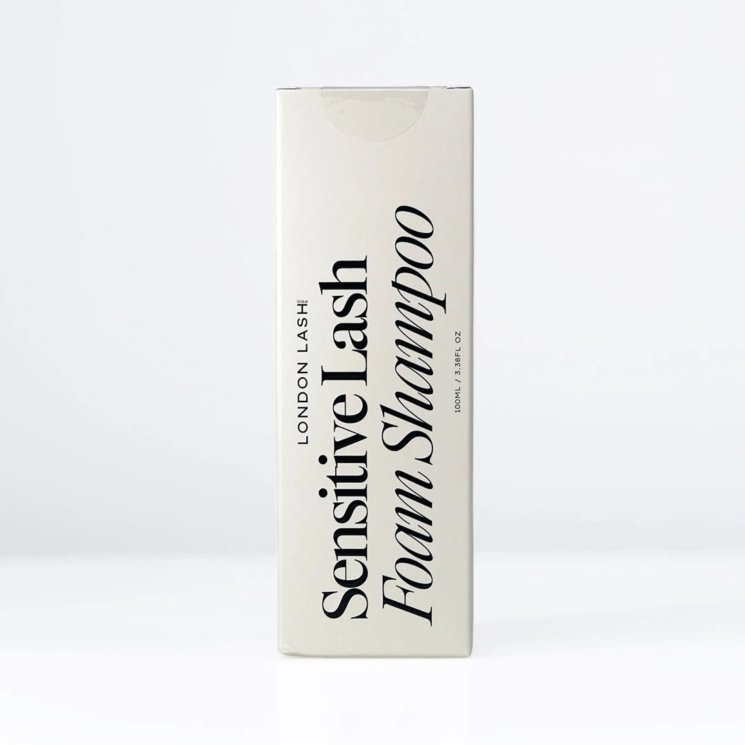 Caja del Sensitive Lash Foam Shampoo de London Lash en color blanco roto con diseño minimalista, sobre un fondo blanco.