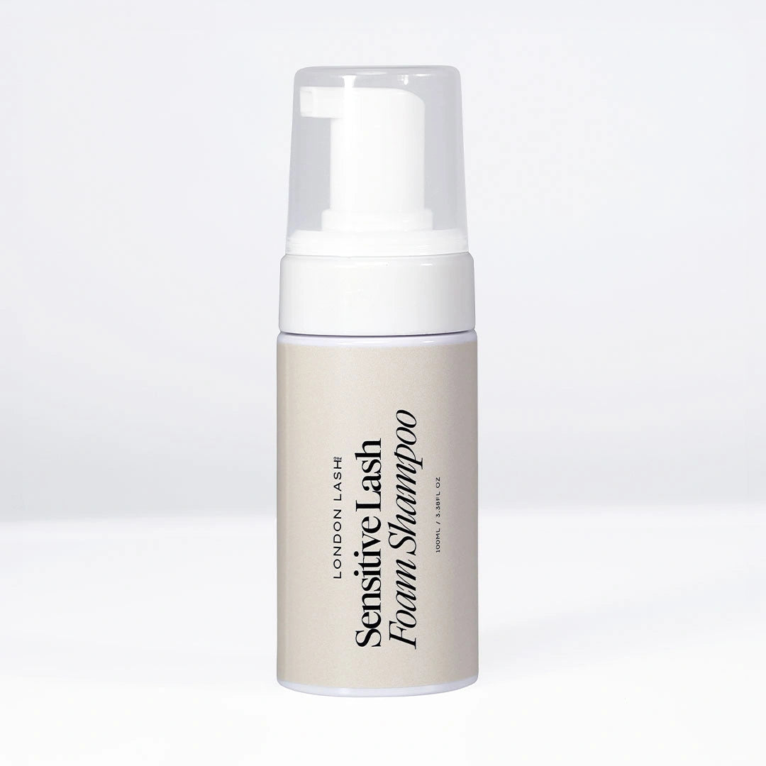 Caja del Sensitive Lash Foam Shampoo de London Lash en color blanco roto con diseño minimalista, sobre un fondo blanco.