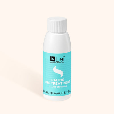 Botella de Solución Salina de InLei® Pretratamiento mostrando su etiqueta y diseño.