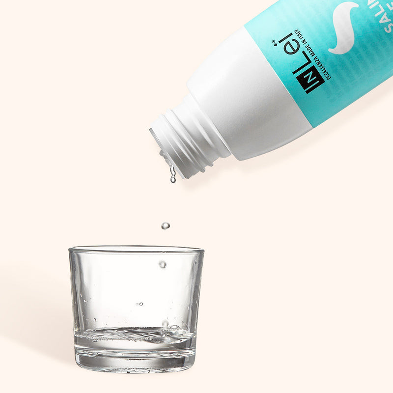 Botella de Solución Salina de InLei® abierta, mostrando la solución lista para aplicar.