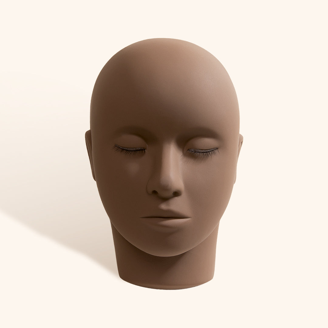 Detalle de la cabeza de maniquí con pestañas listas para practicar