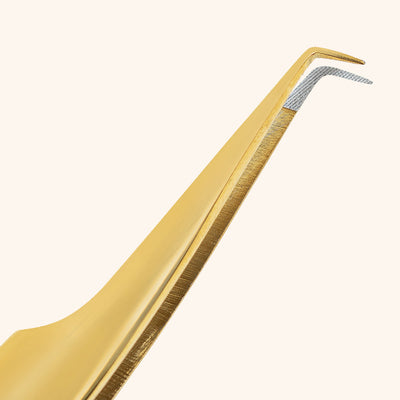 Detalle de la punta ultrafina de fibra en Pinzas de Mega Volumen para una manipulación exacta.