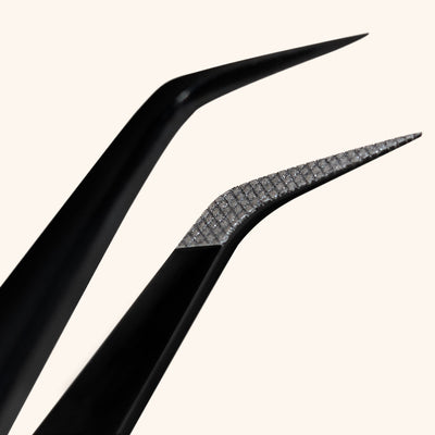 Detalle de la punta de fibra en pinzas para extensiones de pestañas, destacando su diseño especializado para precisión.